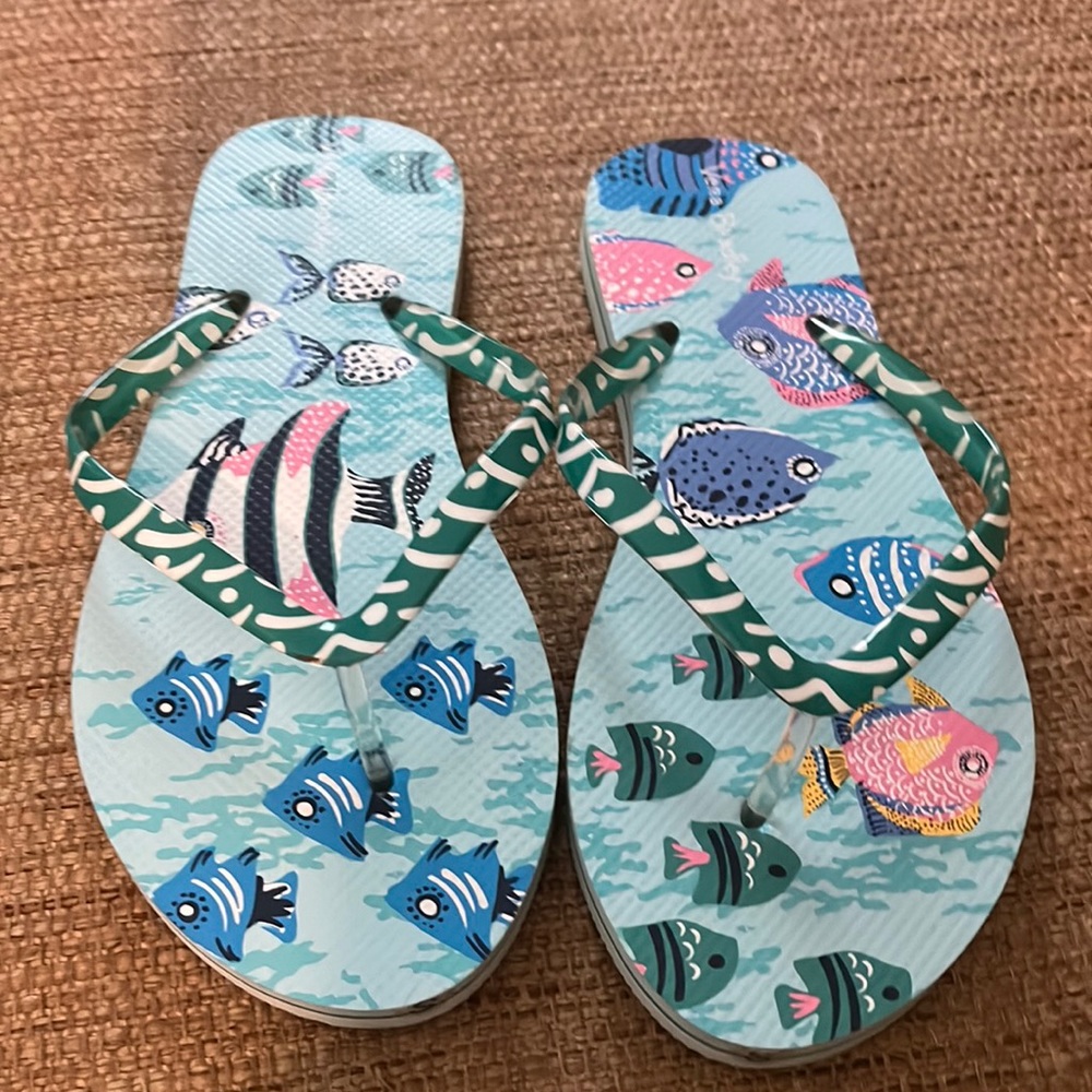 Vera Bradley women’s S flip flops. Pattern Paisley Wave Fish. Worn to try on.